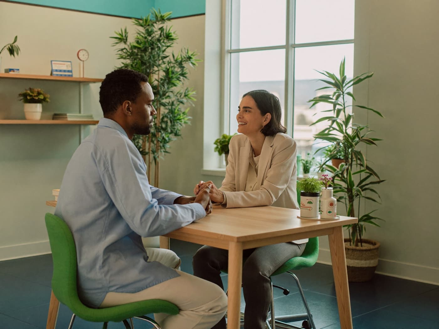Médica conversando com paciente em consulta de medicina integrativa
