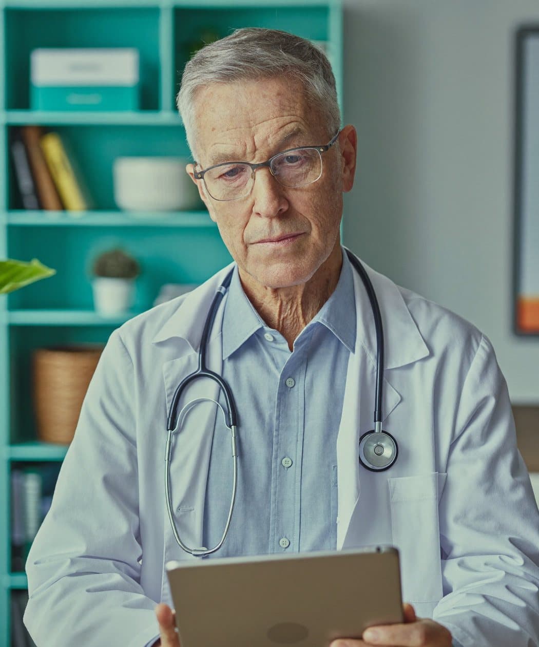 Médico revisando o histórico do paciente no tablet